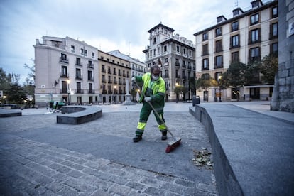 Un operario del servicio municipal de limpieza de Madrid trabaja en el centro de la capital, este lunes.