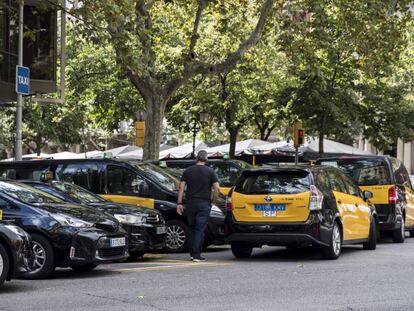 Acumulació de taxis a la cruïlla dels carrers Diputació amb Rambla de Catalunya.