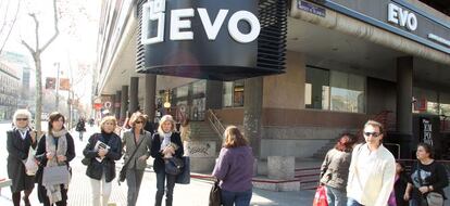 Fachada de una oficina de Evo Banco en Madrid