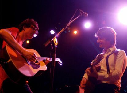 Erlend Øye (izquierda) y Erik Glambek, integrantes de Kings of Convenience, en el Circo Price.