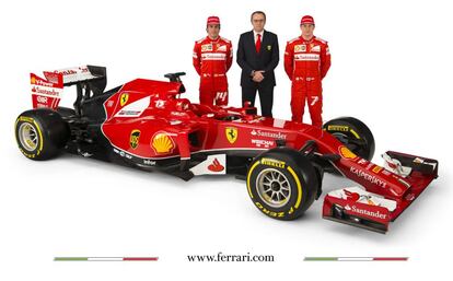 Fernando Alonso, Kimi Raikkonen y Stefano Domenicali, jefe de Ferrari, posando con el nuevo F14-T.