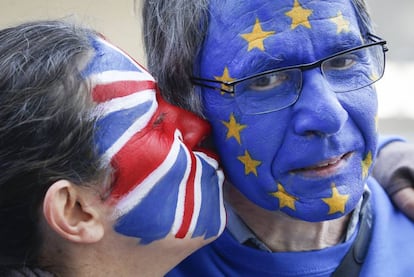 Miembros del movimiento Hacer el amor, no el Brexit se besan en una manifestación en Bruselas.