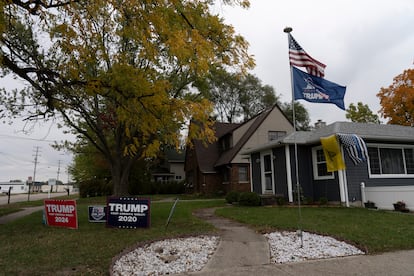 Vista de una casa con propaganda de Trump en Grand Rapids, Michigan.