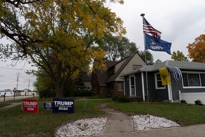 Vista de una casa con propaganda de Trump en Grand Rapids, Michigan.