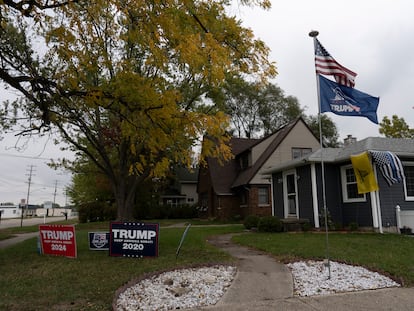Vista de una casa con propaganda de Trump en Grand Rapids, Michigan.