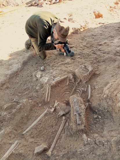 Restos esqueléticos del posible legionario junto al 'pugio' con el que fue enterrado.