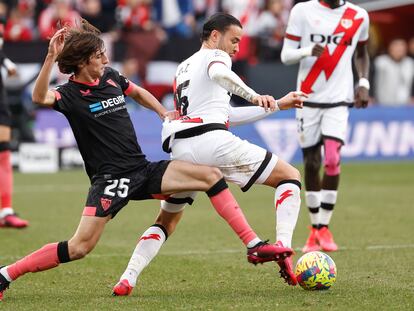 Bryan Gil intenta arrebatarle el balón al rayista Raúl de Tomás.