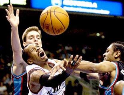 Iverson pierde el balón ante la presión de Gasol y Buford.