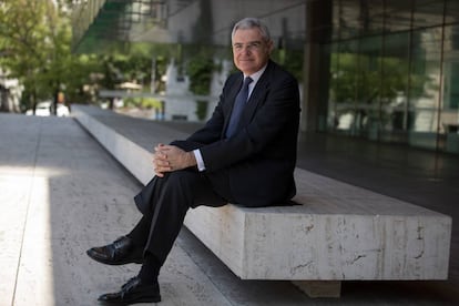 Pedro Pérez-Llorca posa en la entrada de la sede del despacho en Madrid.