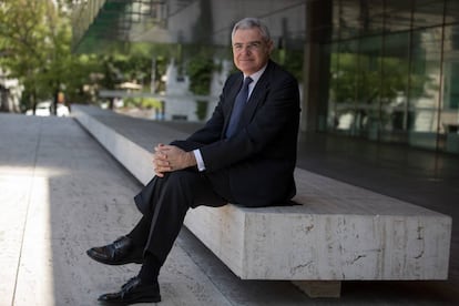 Pedro Pérez-Llorca posa en la entrada de la sede del despacho en Madrid. 