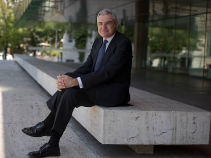 Pedro Pérez-Llorca posa en la entrada de la sede del despacho en Madrid. 