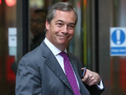 Nigel Farage sale de la redacci&oacute;n de la BBC, este domingo en Londres