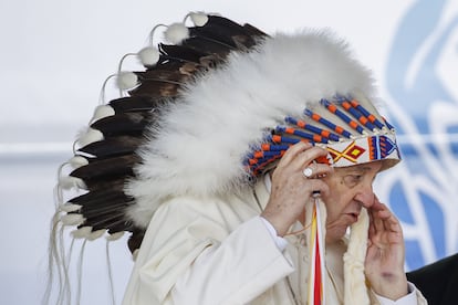 El Papa se coloca un penacho que le fue regalado por las comunidades indígenas de Canadá, este lunes, 25 de julio, en Maskwacis (Canadá). Francisco pidió perdón por la actuación de la Iglesia católica en los internados para las comunidades indígenas, donde bajo una política conocida como "asimilación forzosa" menores sufrieron abusos sistemáticos.