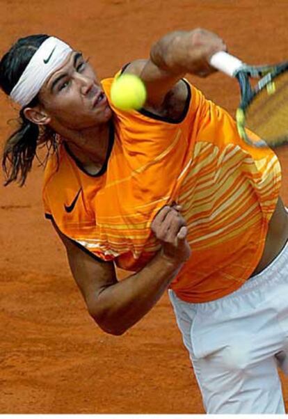 Nadal saca durante el partido de ayer.