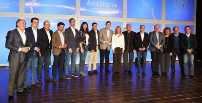 Rajoy, el sábado en Marbella con los candidatos a las ocho alcaldías de las capitales andaluzas para las municipales de 2019 y otros dirigentes de su partido. Pilar Marín (tercera por la derecha) es la candidata a dirigir Huelva.
