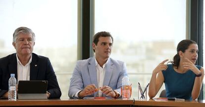 El presidente de Ciudadanos Albert Rivera, el secretario general, Matias Alonso, y la l&iacute;der del partido en Catalu&ntilde;a, In&eacute;s Arrimadas, durante la reuni&oacute;n hoy en Madrid de la formaci&oacute;n.