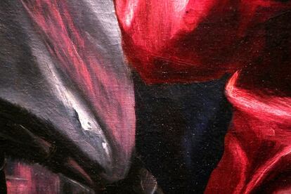 Estas pinceladas de 'El Expolio' que se muestran cobran sentido cuando se tiene un punto de vista general de la obra. El gris es la armadura de un soldado en la que se refleja el manto rojo de Cristo. El Greco consigue con unos toques de pincel que la vestimenta del militar haga la función de espejo.