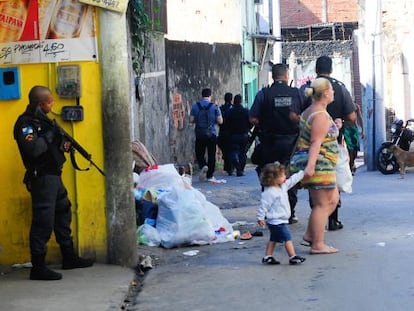 Patrulhamento no Complexo do Alem&atilde;o na &uacute;ltima semana.