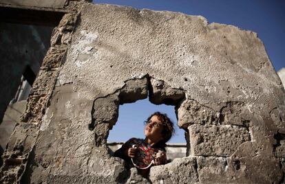 Una niña palestina junto a los restos de su vivienda en la ciudad de Gaza. La agencia de la ONU para los refugiados palestinos (UNRWA) se encuentra en una "situación extrema" de falta de fondos y hace un llamamiento a la comunidad internacional para recibir 200 millones de dólares de aquí a finales de año.