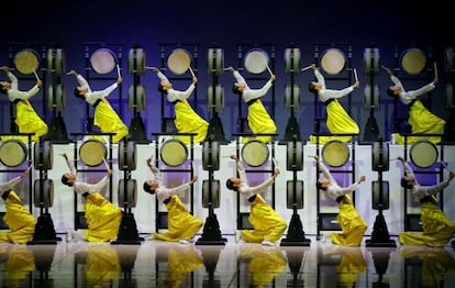 Artistas durante una actuación antes del comienzo de los Juegos Olímpicos de Invierno 2018 en Gangneung (Corea del Sur).