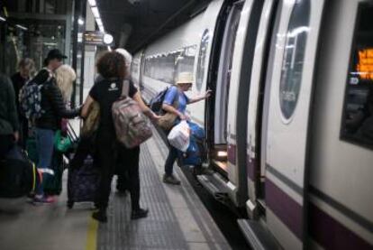 Usuarios del AVE, en la estación de Sants de Barcelona.