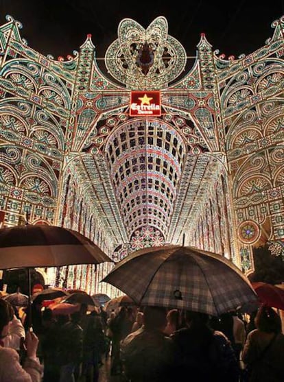 La falla Sueca Literato Azorín estrenó anoche su iluminación.