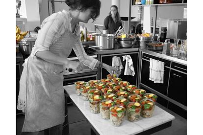 Algunas de las recetas incluidas son la ensalada de lentejas beluga salteadas con hinojo, el 'risotto' de berza toscana con setas y romero o las galletas de avellana y chocolate y flan con salsa de caramelo.