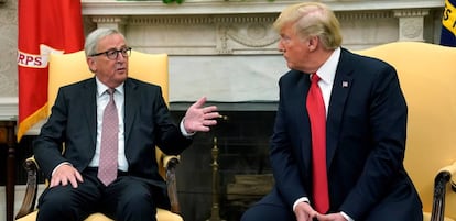 Donald Trump conversa con Jean-Claude Juncker, presidente de la Comisi&oacute;n Europea, hoy en el Despacho Oval.