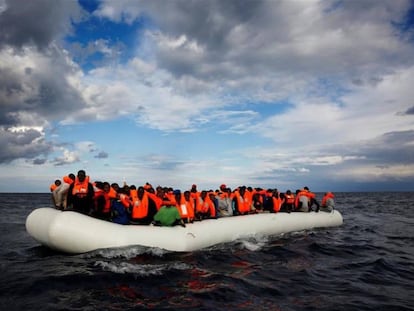 Migrantes en una balsa en el Mediterráneo. / EP