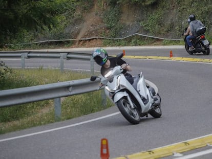 Dos motos en la Arrabassada, en Barcelona.