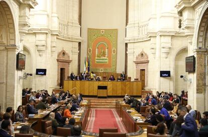Los diputados del Parlamento de Andalucía esperan al resultado del recuento de la votación de los senadores autonómicos.