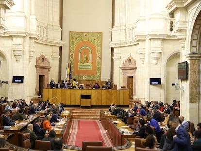 Los diputados del Parlamento de Andalucía esperan al resultado del recuento de la votación de los senadores autonómicos.