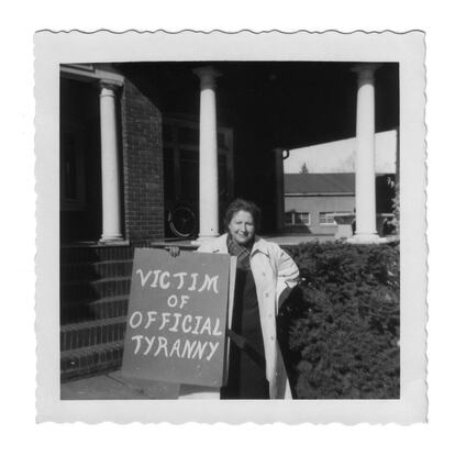 Gloria Fuertes, en 1962 ante la entrada de la Casa Española de Bucknell, residencia femenina que dirigió durante casi tres años.