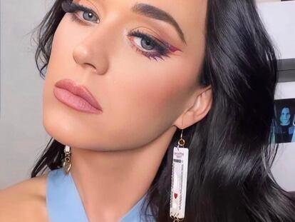 Katy Perry con los pendientes hechos con test de antígenos.