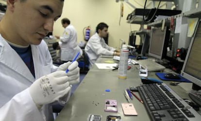 Laboratorio de reparación de móviles de The Phone House.