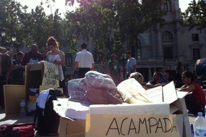 Acampada de simpatizantes del 15-M frente al Ayuntamiento de Valencia.