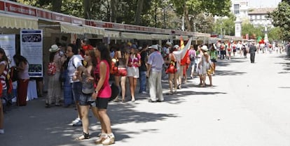 Peregrinos de la Jornada Mundial de la Juventud se interesan por los puestos instalados en la llamada feria de las vocaciones.