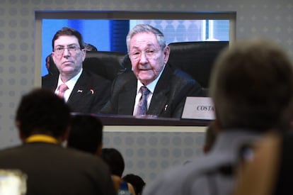 Periodistas escuchan el discurso del presidente de Cuba, Raúl Castro, en la sala de prensa de la VII Cumbre de jefes de Estado y de Gobierno de las Américas que se celebra en la Ciudad de Panamá.