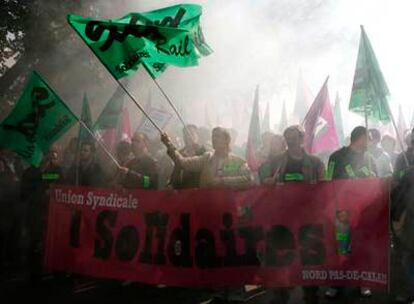 Trabajadores públicos y del sector del ferrocarril se manifiestan ayer en Lille.