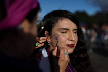 Las mujeres comenzaron a salir a las calles de Bogotá desde las primeras horas de día. 