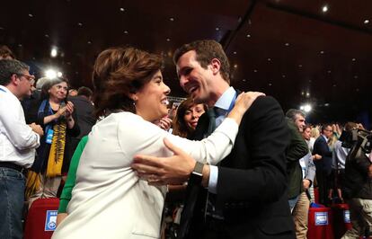 Soraya Sáenz de Santamaría y Pablo Casado se saludan durante el congreso del Partido Popular.