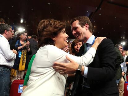Soraya Sáenz de Santamaría y Pablo Casado se saludan durante el congreso del Partido Popular.