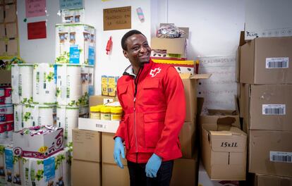 Félix Sesay, migrante del Àquarius, reparte en Torrent lotes de comida como voluntario de Cruz Roja.