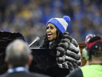 La cantante lo versionó en un partido de fútbol americano y muchos aficionados criticaron la lentitud del tema
