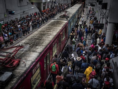 Usuarios del metro de Ciudad de México en el anden de la estación Pantitlán, en agosto de 2020.