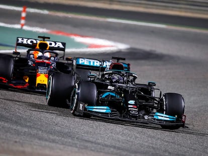 Hamilton y Verstappen durante el Gran Premio de Bahréin el pasado domingo.