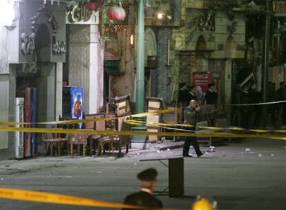 Lugar donde se ha producido el atentado, en el céntrico mercado cairota de Jan al Jalil.