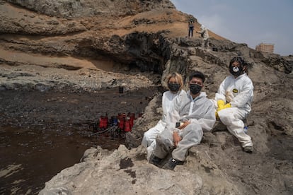 Leslye, Kevin y otra voluntaria de rescate de fauna empetrolada en Playa Cavero. 
