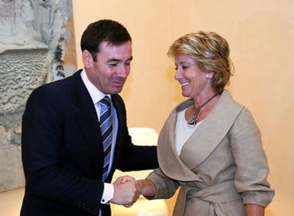 Aguirre y Gómez se saludan al inicio de la entrevista, en una imagen proporcionada por la Comunidad.