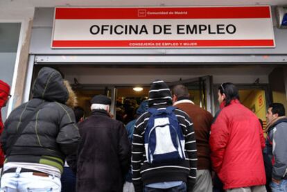 Parados hacen cola en una oficina de empleo de la Comunidad de Madrid.